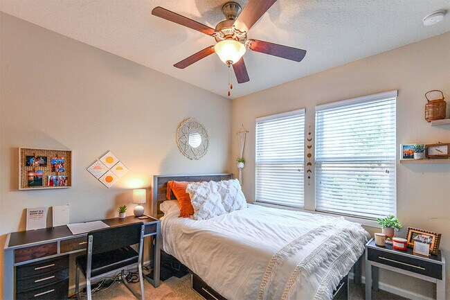 Building Photo - The Row on 3rd