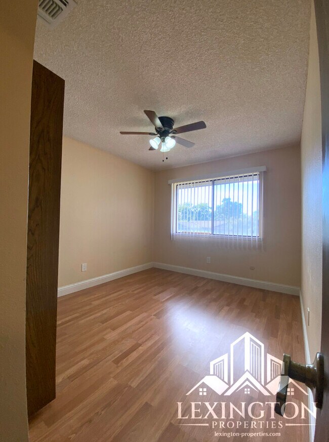 Building Photo - Beautiful, 3BD/2BA +Bonus Rooms, Bungalow ...
