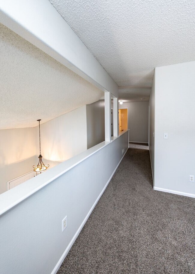 Building Photo - Newly Updated 4 Bed Home Centrally Located