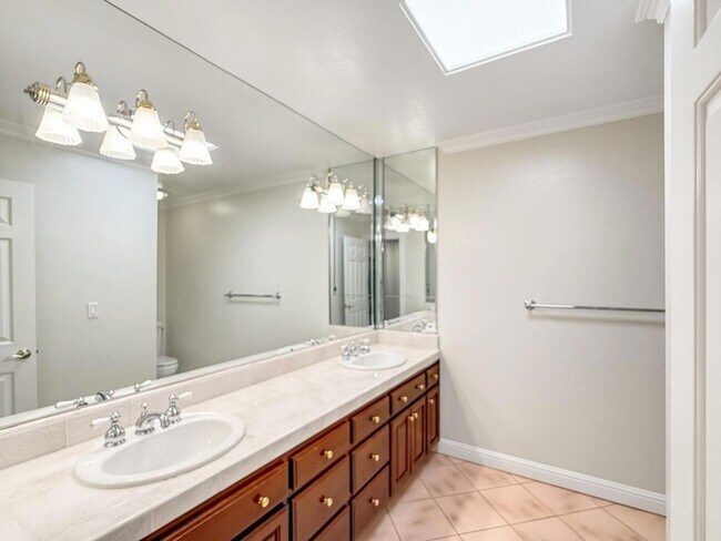 Building Photo - 285 Casitas Bulevar