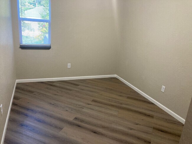 Building Photo - Renovated 2 Bedroom Apartment