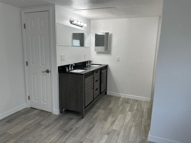 Building Photo - 3061 Crystal Hills Dr