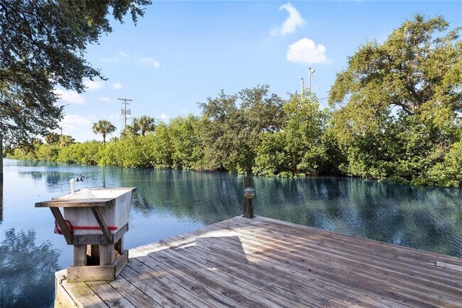 Building Photo - 8825 Oak St