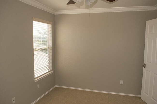 Building Photo - 1708 Darjeeling Dr