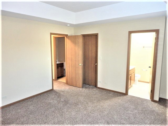 Building Photo - 613 Doral Ln