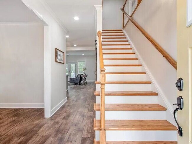 Building Photo - 2206 Adelay Dr