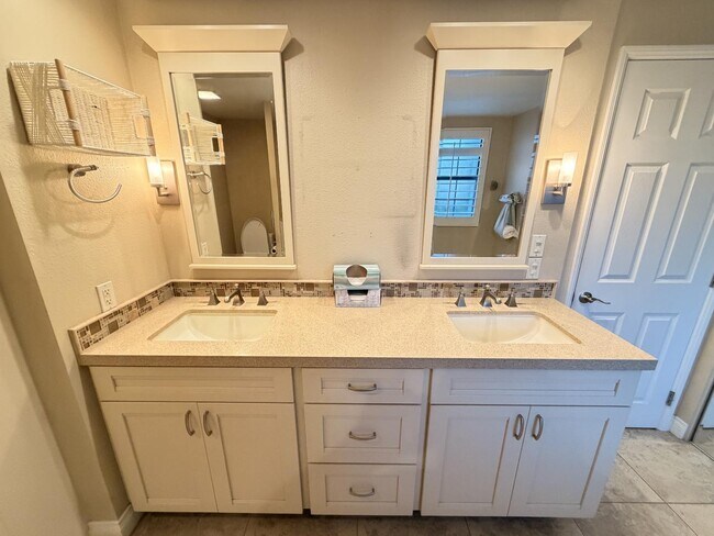 Building Photo - 39196 Sweetwater Dr