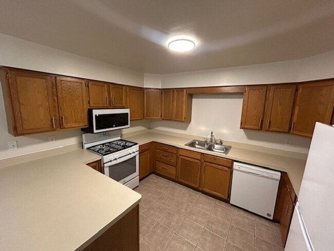 Building Photo - Two Bedroom. 1.5 Bath TOWNHOUSE