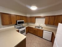 Building Photo - 2 bedroom 1.5 bath TOWNHOUSE with double private balconies and private view of the woods!