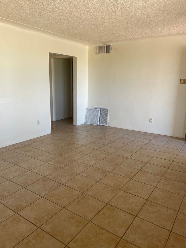 Building Photo - Lovely 3 Bedroom House with Stunning Mount...