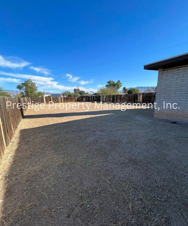 Building Photo - 4bd/2ba Southeast home with HUGE Backyard