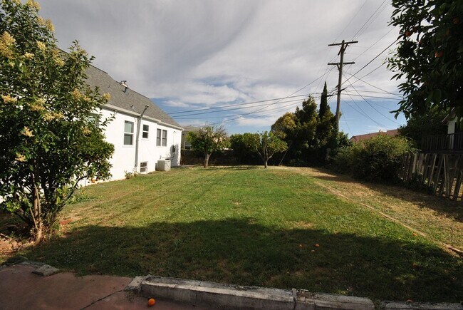 Building Photo - Beautiful and Charming 3 Bedroom 2 Bath Home in Vallejo with Views!