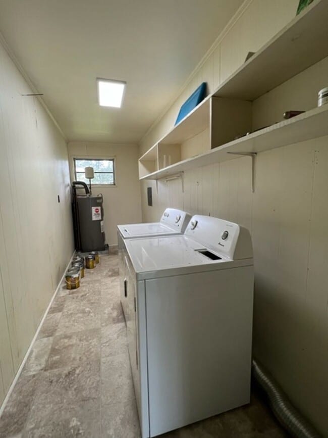 Building Photo - So Close to Downtown Greenville - this VER...