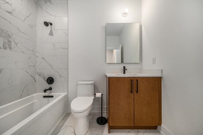 Building Photo - 2805 Brush St