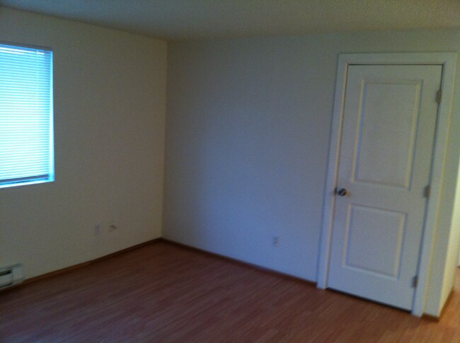 Building Photo - 736 22nd St NE