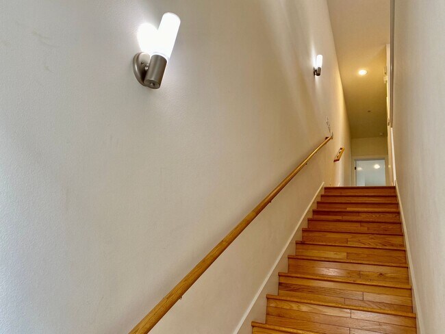 Building Photo - "Fantastic 1-Bedroom Condo off South Congr...