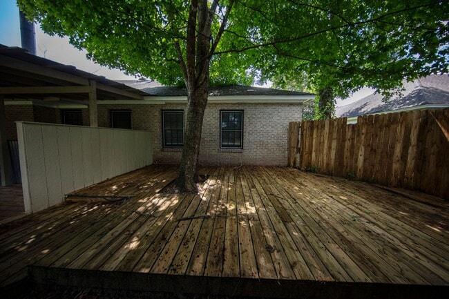 Building Photo - ** 4 bed 2 bath located in Dalraida close ...