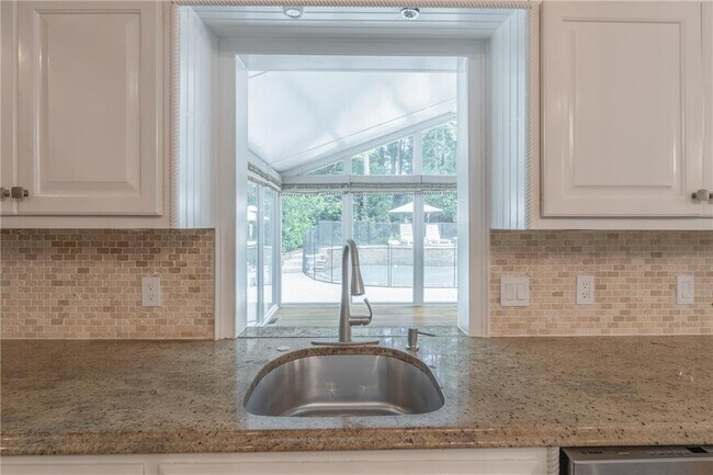 Building Photo - 530 Saddlebrook Dr