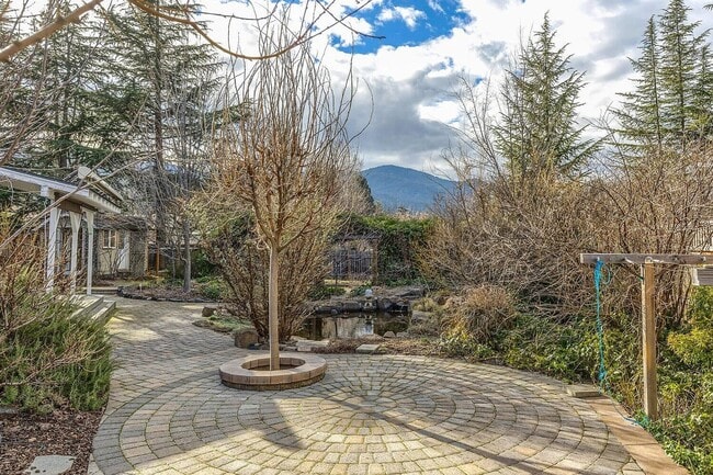 Building Photo - Beautiful home on large, landscaped flag lot - Available March