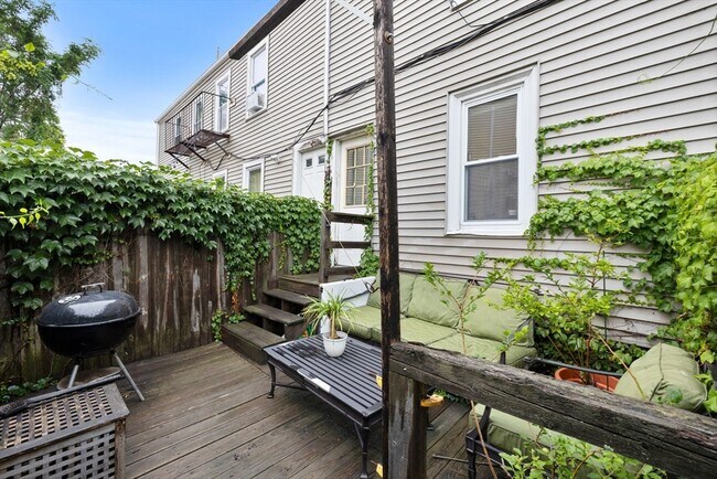 Building Photo - 526-528 Medford St