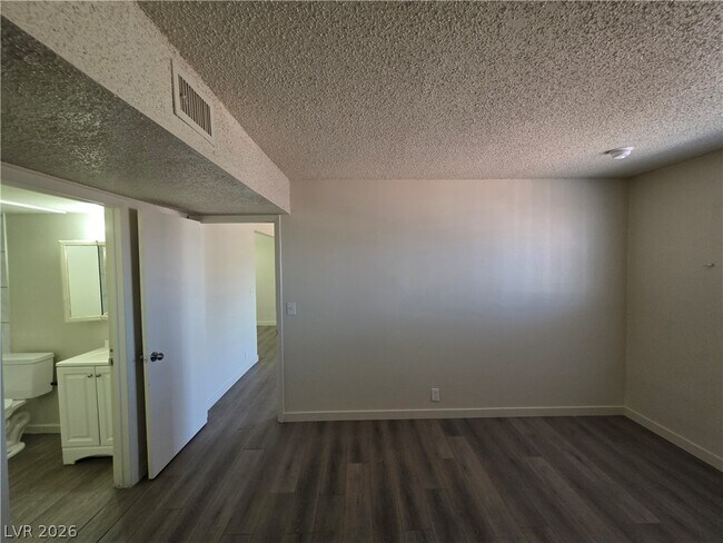 Building Photo - 615 S Royal Crest Cir