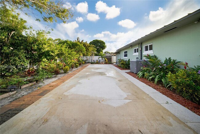 Building Photo - 300 NE 175th St