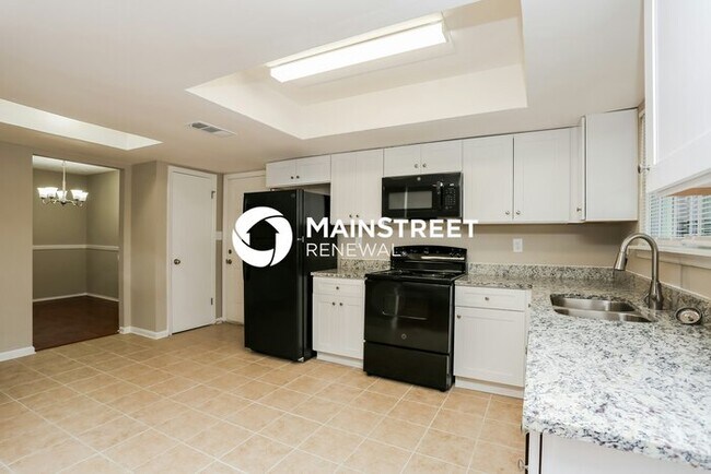 Building Photo - 3 Bedroom Pet-Friendly Home in Lithonia, GA with Main Street Renewal
