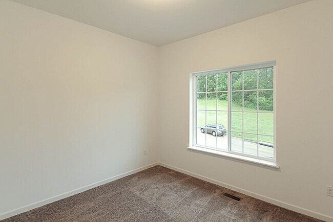 Building Photo - 4 Bedroom, 3 bath close to University.