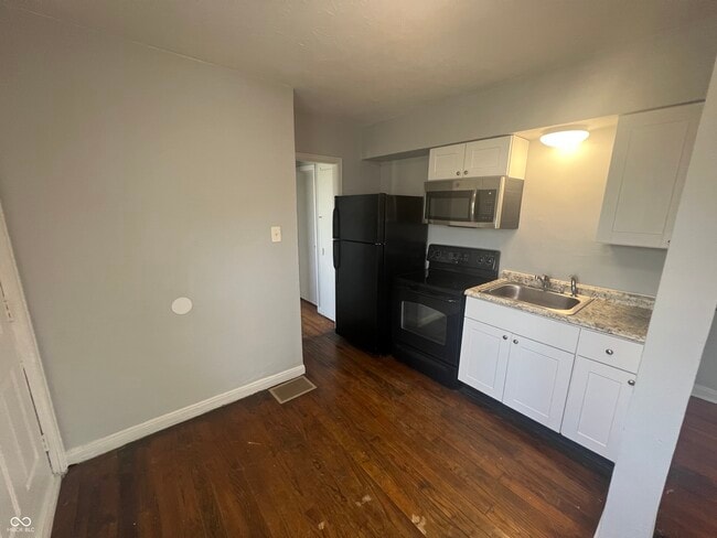 Building Photo - 627 N Tibbs Ave