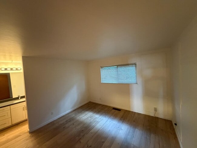 Building Photo - 154 44th Ave