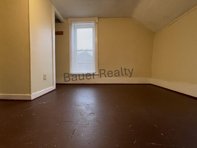 Building Photo - Three Bedroom Near the University