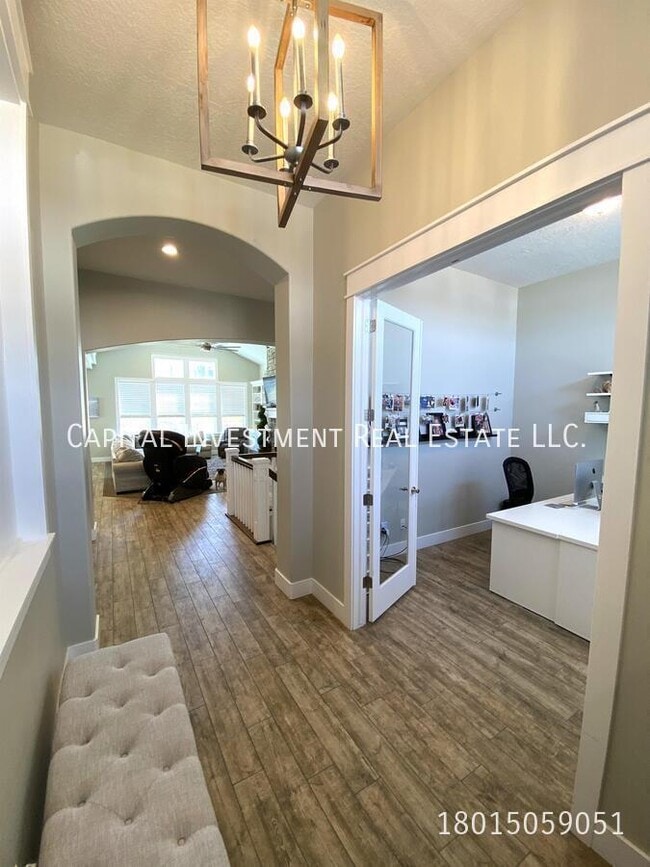Building Photo - 224 E Pace Ln