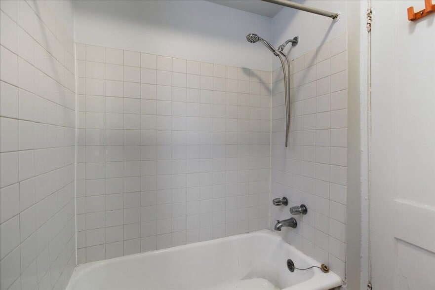 Building Photo - 3727 N Pine Grove Ave