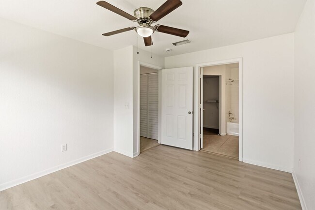 Building Photo - 9157 Lee Vista Blvd