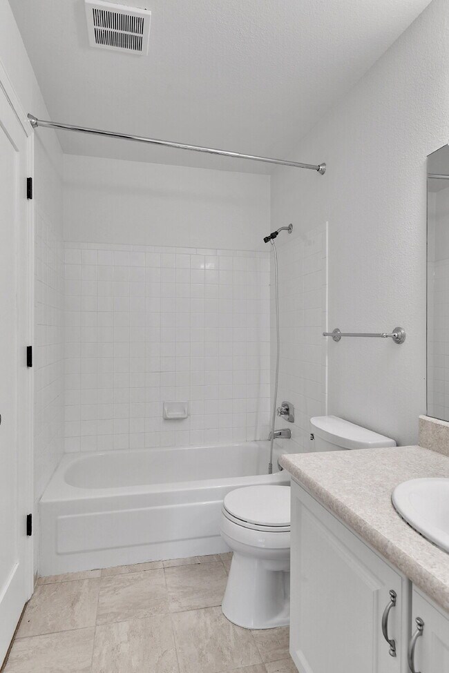 Building Photo - $1,825.00, 2-bed, 2-bath condo in Lakewood.