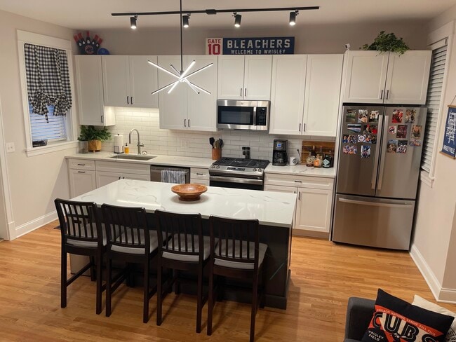 Building Photo - 3748 N Racine Ave