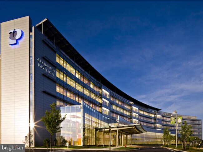 Building Photo - 2217 Sayre Dr