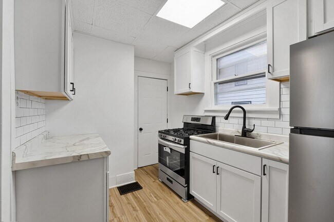 Building Photo - NEW UPDATED 2 BEDROOM HOME!
