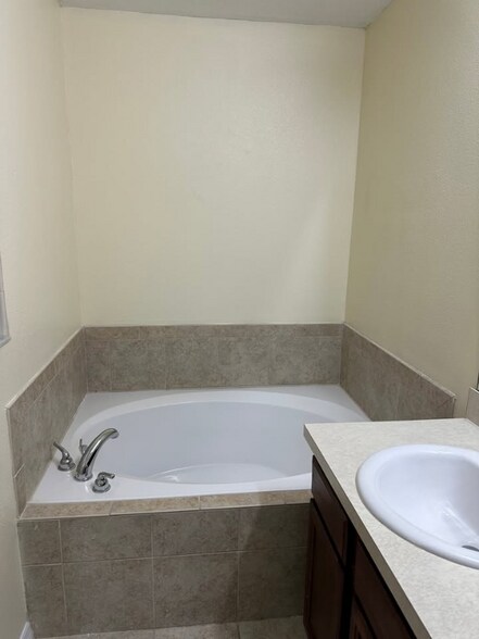 Building Photo - 10642 Regent Square Dr