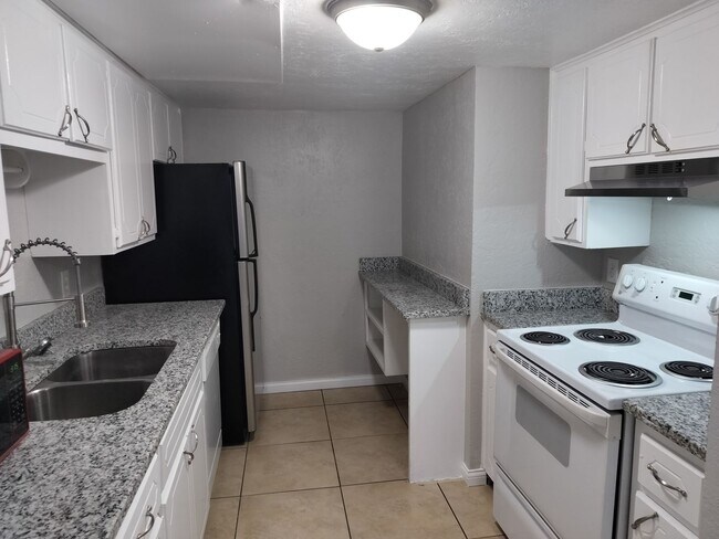 Building Photo - 2 Bedroom 1.5 Bathroom Townhouse with granite countertops and washer/dryer provided