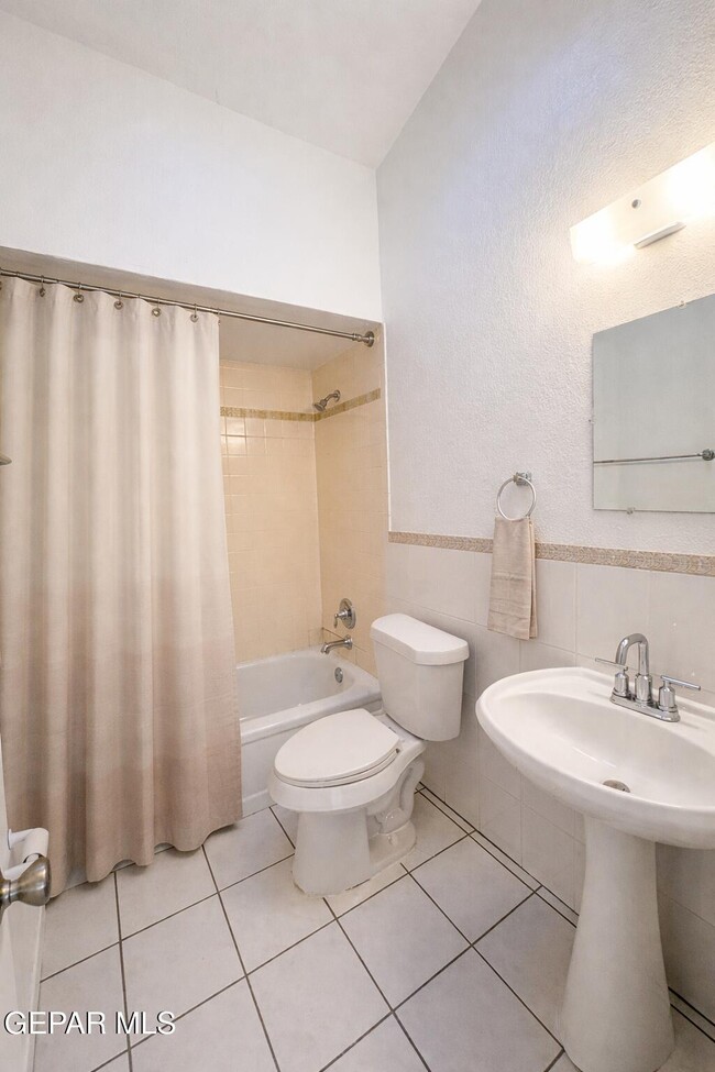 Building Photo - 3425 E Glen Dr