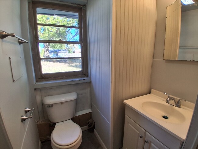 Building Photo - 212 Edwards-