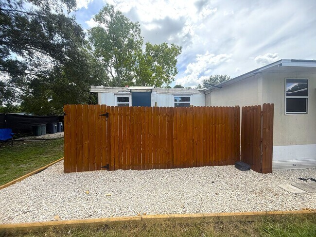 Building Photo - 8239 Suncoast Dr