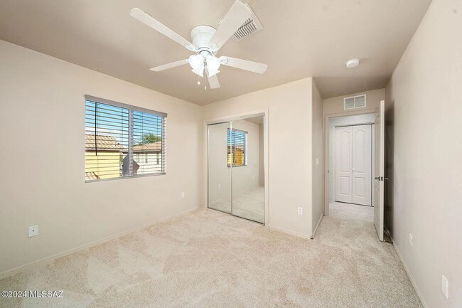 Building Photo - 4 bed/3bath in desirable Paseo Del Rio Community