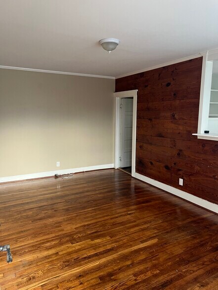 LIVING ROOM / BEDROOM - 157 E State St