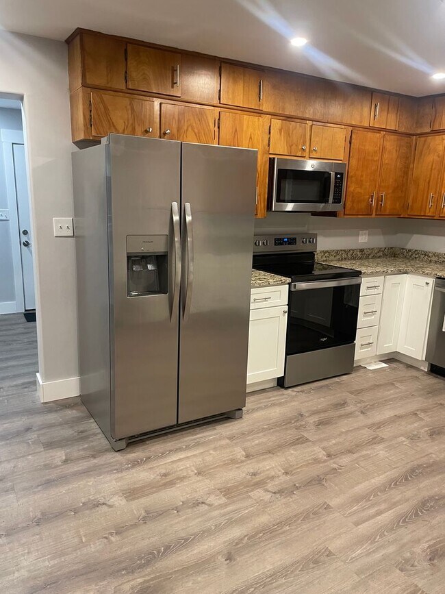 Building Photo - Knoxville 37914 - Adorable 2 bedroom, 1 bath home - Contact Lisa Vineyard and Shannon Russell (86...