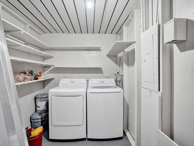 Building Photo - 3747 E Valley Green Dr