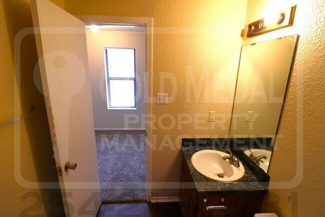 Building Photo - 1106 Leslie Cir