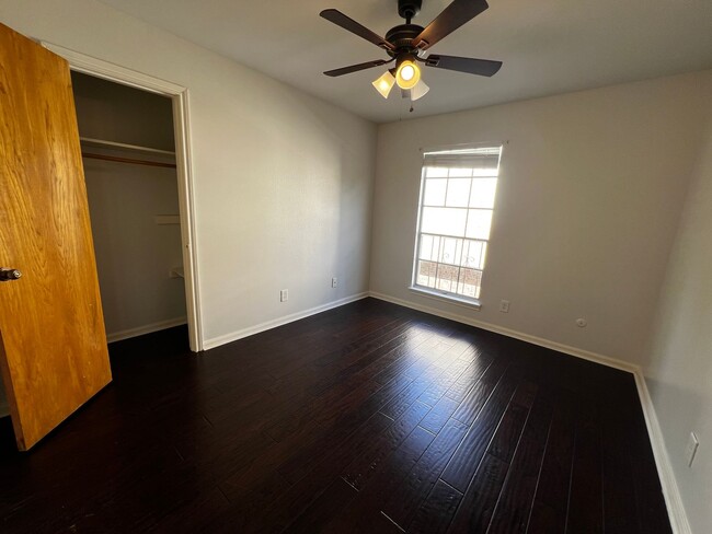 Building Photo - 3 Bedroom 2.5 Bath  Modern Condo Living: S...