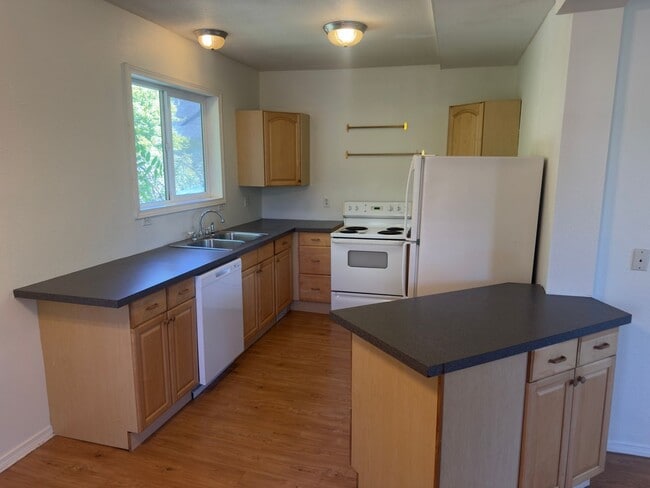 Building Photo - North Irvington Gem!
